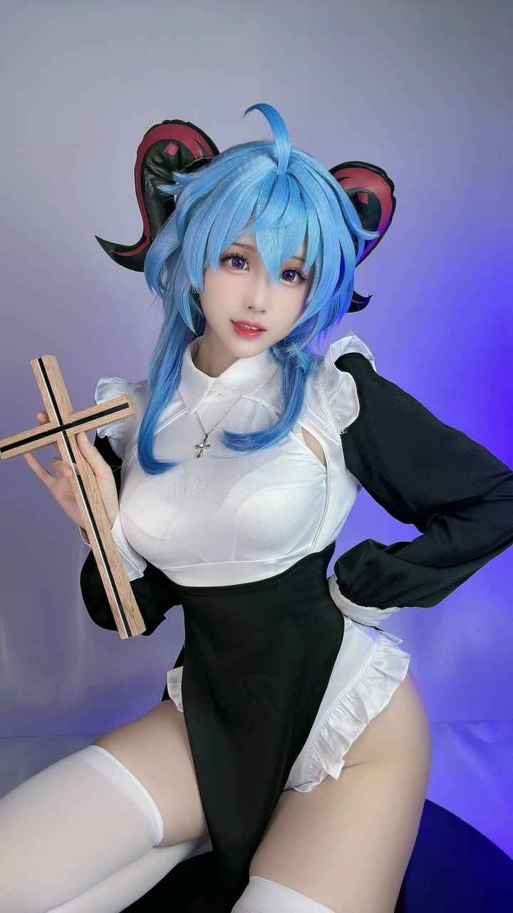 miko酱ww甘雨COS:修女风服饰与蓝紫光影交织的二创魅力 miko酱ww甘雨COS:修女风服饰与蓝紫光影交织的二创魅力