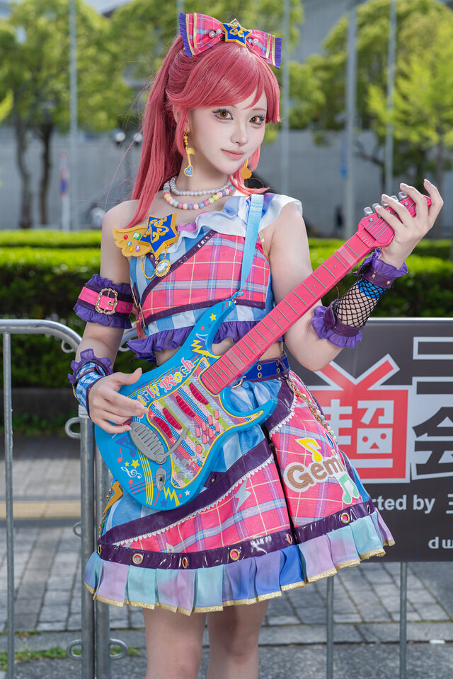 猫乃Nekono音城赛拉cos：红发偶像抱起吉他元气舞台感拉满