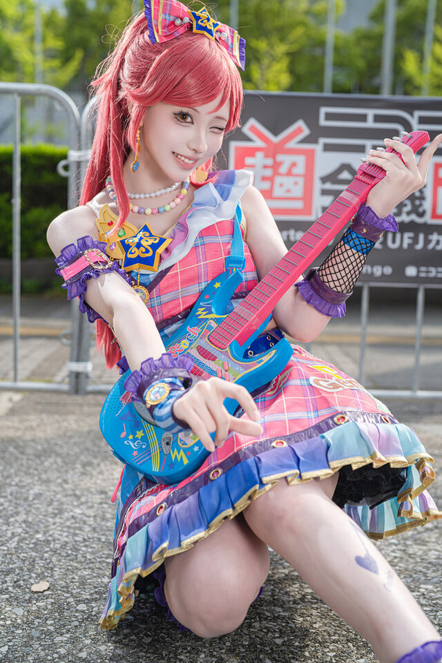 猫乃Nekono音城赛拉cos：红发偶像抱起吉他元气舞台感拉满
