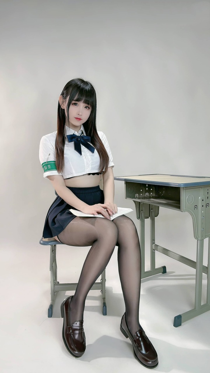 miko酱ww风纪委员COS赏析:黑长直JK制服演绎校园反差感 miko酱ww风纪委员COS赏析:黑长直JK制服演绎校园反差感