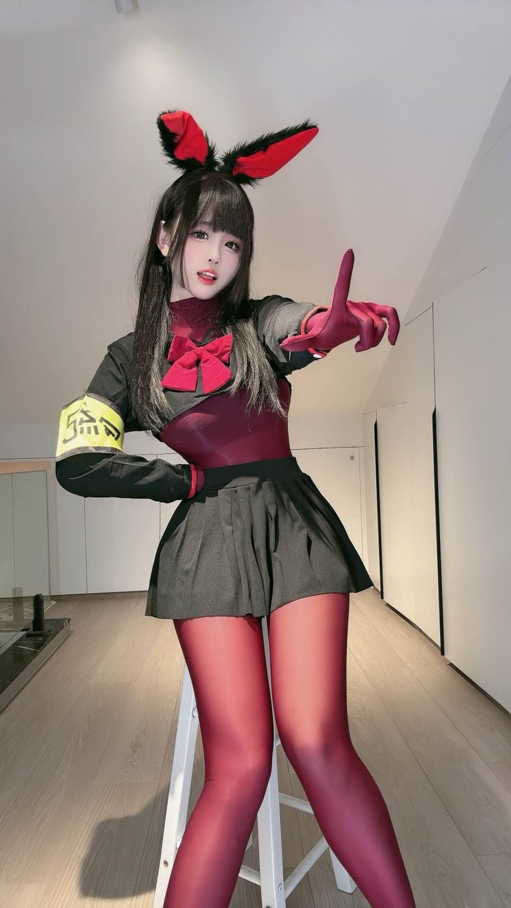 miko酱ww兔子版风纪委员COS:黑红JK制服演绎俏皮反差感 miko酱ww兔子版风纪委员COS:黑红JK制服演绎俏皮反差感