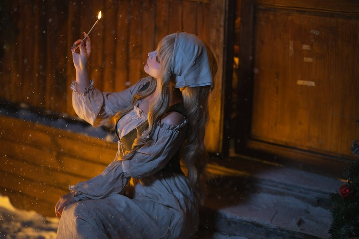 yuuhui玉汇卖火柴的小女孩COS:演绎冬夜风雪中的微光童话 yuuhui玉汇卖火柴的小女孩COS:演绎冬夜风雪中的微光童话