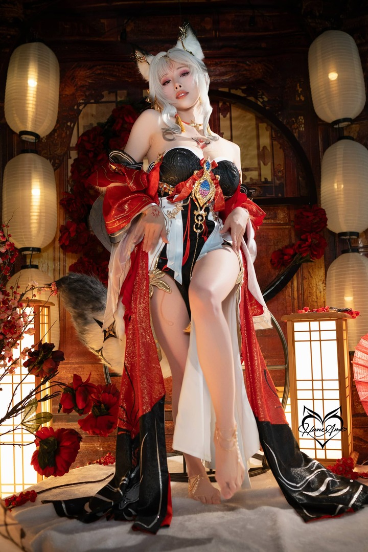 雨波_HaneAme心月狐COS:鸣潮的银发狐耳与东方幻想美学 雨波_HaneAme心月狐COS:鸣潮的银发狐耳与东方幻想美学