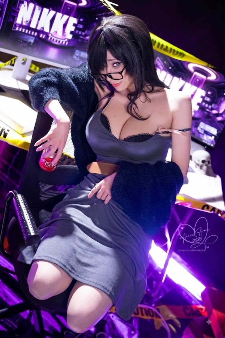 雨波_HaneAme蕾贝尔COS|演绎毛衣版妮姬的知性慵懒风格 雨波_HaneAme蕾贝尔COS|演绎毛衣版妮姬的知性慵懒风格
