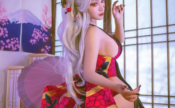 《鬼灭之刃》cosplay：女 coser 变身恶魔 Thuong Luc Daki