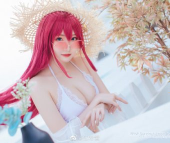 碧蓝航线COSPLAY：瓜希酱cos絮库夫，身穿纯白比基尼秀身材