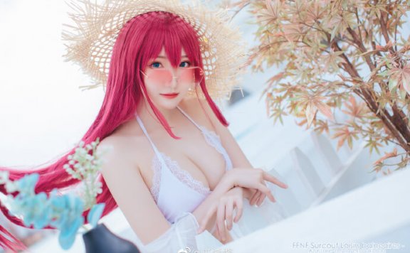 碧蓝航线COSPLAY：瓜希酱cos絮库夫，身穿纯白比基尼秀身材