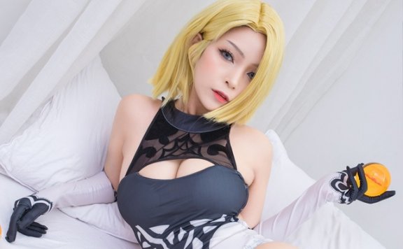 女 coser 变身《龙珠》中超性感的 Android 18