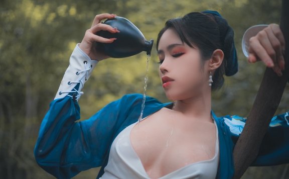 女 coser 化身“女版”令狐冲,“致命”诱惑让兄弟流鼻血