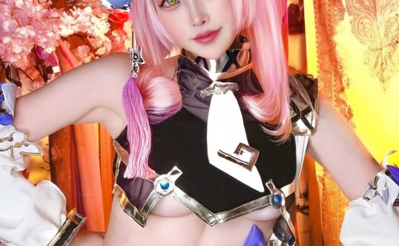 coser@WifeKirei在《原神》cos多莉,过于性感而受批评
