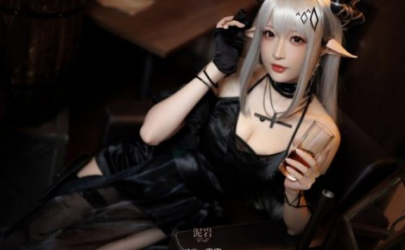 coser@南宫在《明日方舟》化身美丽动人的泥岩Mudrock