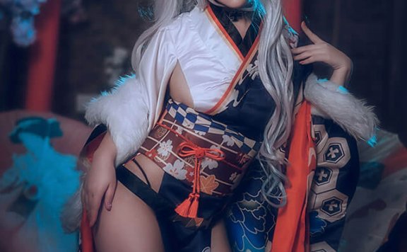 coser@蛋蛋Sidan在《碧蓝航线》变身性感迷人的欧根亲王