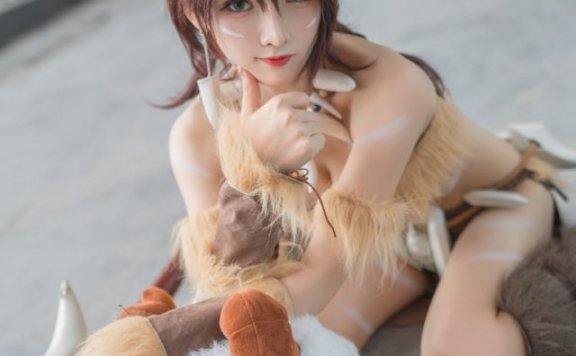 coser@只是简言在《英雄联盟》化身“狂野女猎手”奈德丽