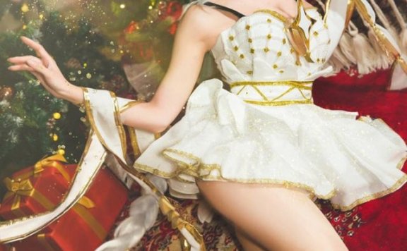 coser@杨哲Arger在《传说对决》化身“圣诞舞姬”叶娜