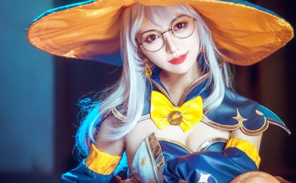 coser@阿喵_帅不过三秒在《王者荣耀》化身“幻想奇妙夜”王昭君