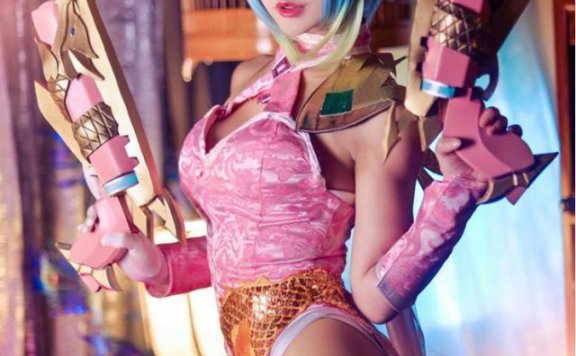 coser@煙_HedY在《传说对决》化身“红莲枪魂-无双”维奥莱特