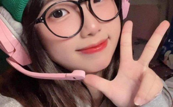 女玩家在游戏《无畏契约》中化身“超现实”版本的恺宙特工