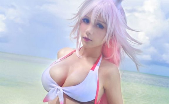 coser@夏美酱_在游戏《崩坏3》中化身“逆神巫女”八重樱