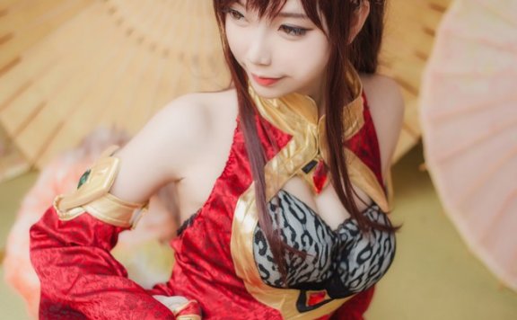 coser@大肉丸Amiee在《王者荣耀》中化身“少女阿狸”妲己