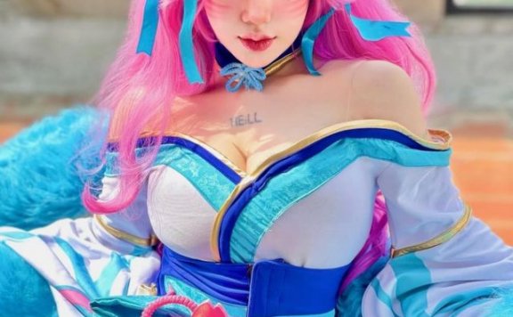 泰国coser@INLIL在《英雄联盟》中“灵魂莲华”版的阿狸cosplay