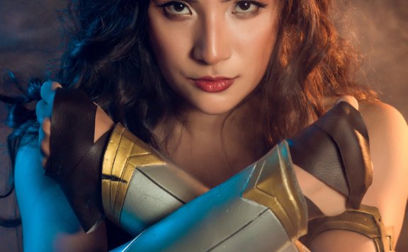 越南女coser@Neyu_H化身“神奇女侠”戴安娜，彰显“大姐”气质