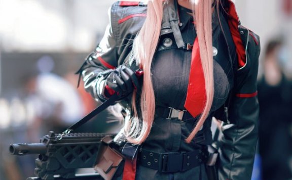 半半子cos《胜利女神:妮姬》拉毗,惊艳亮相“COMICUP 29”