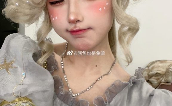 阿包也是兔娘cos《第五人格》艾玛·伍兹,演绎美丽可爱的园丁