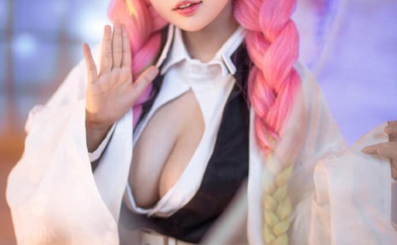 coser黑猫猫OvO化身《鬼灭之刃》甘露寺蜜璃,展现可爱恋柱的魅力