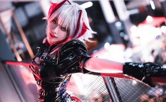 宮本桜cos《明日方舟》W,展现狙击魅影的酷帅迷人