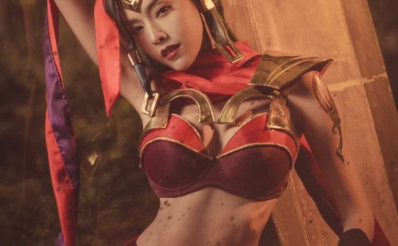 泰国女coser化身《传说对决》叶娜，展现“伴月舞者”的性感之美