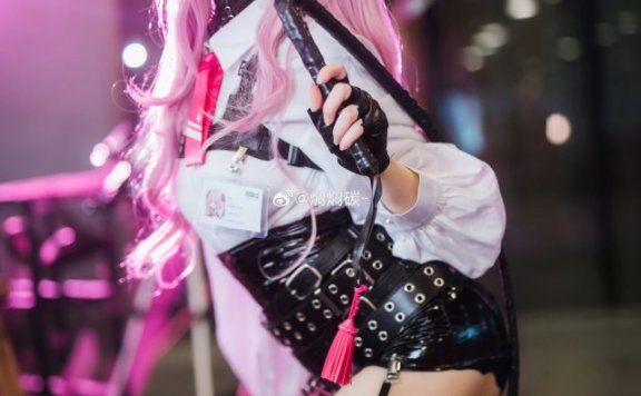 焖焖碳cos《胜利女神：妮姬》尤妮，魅力四射闪耀嘉年华