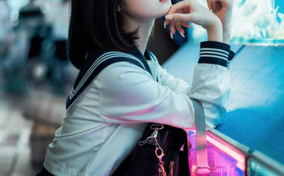 河豚抚子COS:穿越水族馆的美少女JK,镜头前的独特魅力