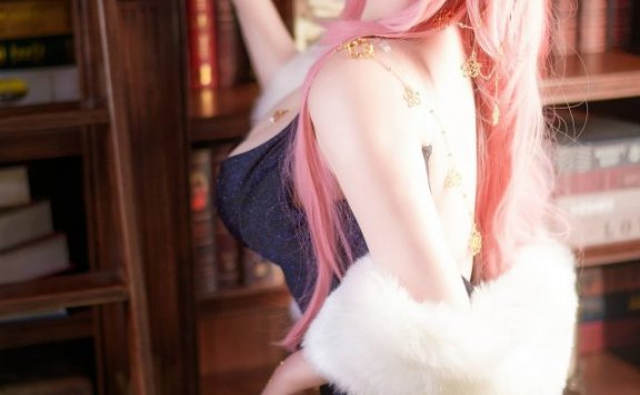 性感魅力的演绎:菌烨tako的“礼服版”八重神子COSPLAY