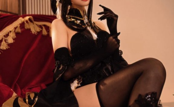 Shika小鹿鹿cos《碧蓝航线》镇海,黑色蕾丝旗袍大放异彩