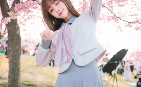 紫氯氯cos JK少女 | 紫氯氯_樱花下的JK少女cos作品 [18P-76MB]