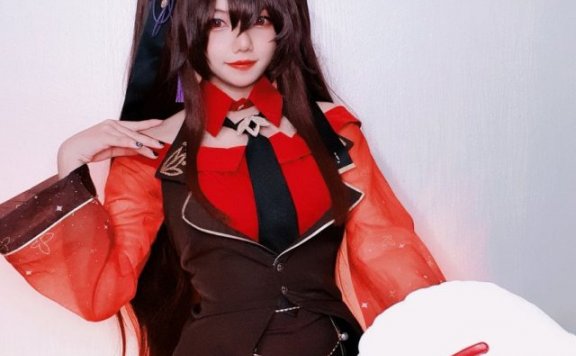 coser Nanthasri惊艳亮相：性感可爱兔女郎版的胡桃大放异彩