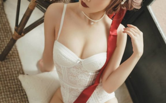 巴黎街头浪漫故事:coser面饼仙儿演绎法式内衣新潮流