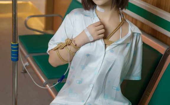 治愈之于艺术: coser yuuhui玉汇在镜头前演绎的病患生活