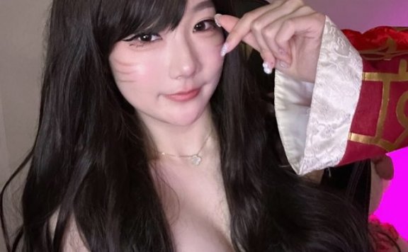 前BLV LPL女孩Kitty变身超级迷人的阿狸，让玩家的目光移开