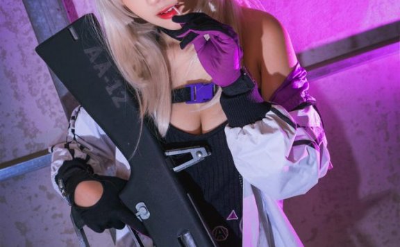 穿越未来时空:Messie Huang的婚纱版本尤尔哈2B COSPLAY