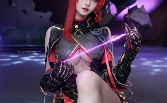 穿越屏幕的魔法:走路摇ZLY将《鸣潮》吟霖完美地带进现实