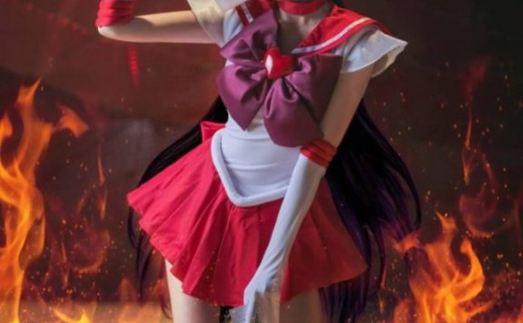 一米八的大梨子火野丽COS：再现火星美少女战士的魅力
