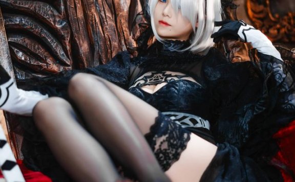 蜜汁猫裘机械纪元COS:完美演绎尤尔哈2B的冷酷与性感