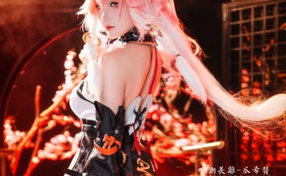 鸣潮长离COS：瓜希酱凭借惊艳颜值与百变风格征服游戏圈