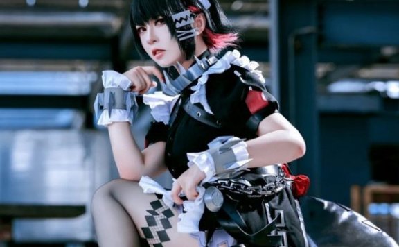 绝区零半半子COS：诠释艾莲·乔冰冷与性感并存的女仆魅力