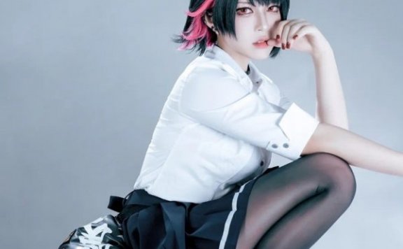 半半子艾莲·乔COS：演绎绝区零鲨鱼女仆的性感与冷峻魅力