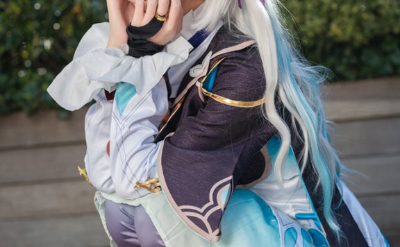 恋珀kohaku流萤COS:展现星穹铁道神秘少女的可爱迷人