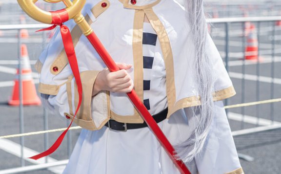 葬送的芙莉莲COS：九重くく惊艳再现芙莉莲的孤寂与温柔