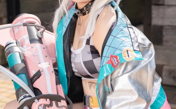 春日阳光下的狂野美：花海音うみ的豺狼cos震撼池袋阳光城