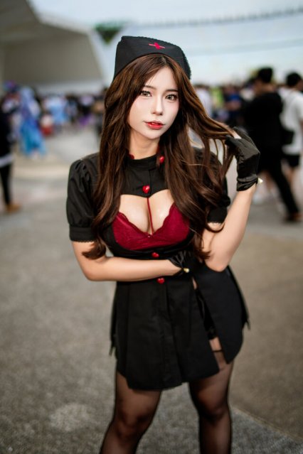性感与禁欲的完美平衡：Fish鱼黑色护士cos惊艳出圈谁顶得住